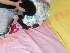 ماسك ذلة على ام صاحبو المحجبة وكل ما ينيك يصورها بالحجاب و بصوت وااضح تترجاه فيجيب لبنو مرتين 2/16