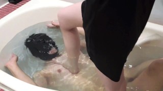[*Caution ao ver] Uma senhora sádica submergindo um homem sádico na água e pisando nele