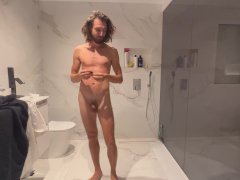 La rutina de la ducha fria del hombre en el baño y su reaccion