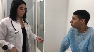 Médico com bunda enorme ajuda seu paciente com seu problema de ereção - em espanhol