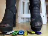 Giantess crushing cars
