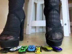 Giantess crushing cars