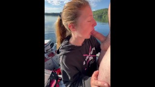 Lesbienne rousse sur un bateau gorge profonde comme une championne