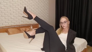Студентка устала заниматься и пошла поиграть с дилдо - Pornhub.com