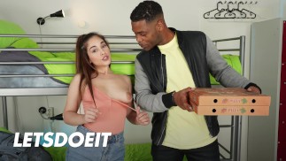 La ragazza spagnola Ginebra Bellucci ha la sua fica latina sbattuta da un ragazzo della pizza della BBC - HORNY HOSTEL