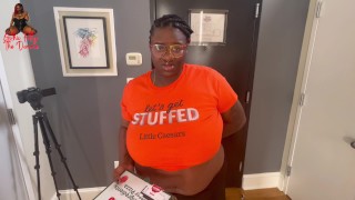 Ebony BBW livre une pizza et obtient un pourboire