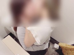 声を我慢してトイレでこっそり♡興奮して潮吹きまくちゃった彼女　lesbian,素人,拉拉,女同 - Screenshot 1 of 16 - Lesbian