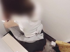 声を我慢してトイレでこっそり♡興奮して潮吹きまくちゃった彼女　lesbian,素人,拉拉,女同 - Screenshot 3 of 16 - Real Couple Homemade