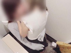 声を我慢してトイレでこっそり♡興奮して潮吹きまくちゃった彼女　lesbian,素人,拉拉,女同 - Screenshot 4 of 16 - Couple
