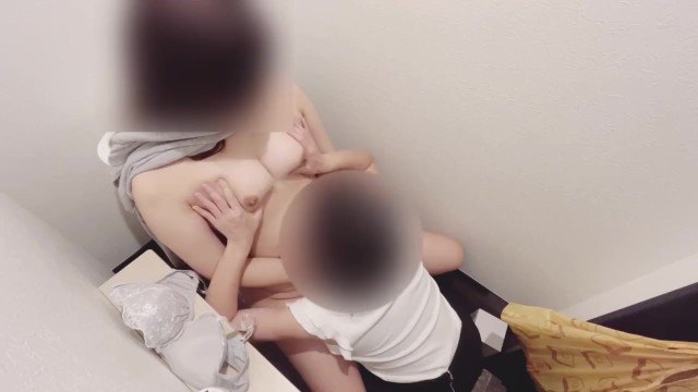 声を我慢してトイレでこっそり♡興奮して潮吹きまくちゃった彼女　lesbian,素人,拉拉,女同