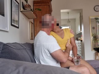 这位印度妻子在亲吻她的公牛时变得如此热情