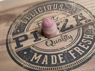 🇮🇹🍕der Dreckige Kerl Fickt Pizza Mit Seinem Großen Schwanz Und Schüttet Einen Großen, Dicken Cums