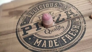 🇮🇹🍕Der Dreckige Kerl fickt Pizza mit Seinem Großen Schwanz und Schüttet Einen Großen, Dicken Cums