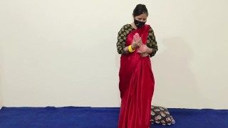 Hot Indiase neukt poesje door gigantische dildo in Beautiful Saree