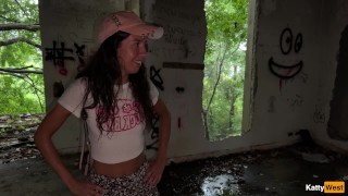 在森林里捡到一个迷路的女孩并在废弃的别墅里性交