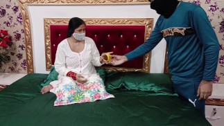 通过向她展示他的大鸡巴来给美丽的印度人一个惊喜