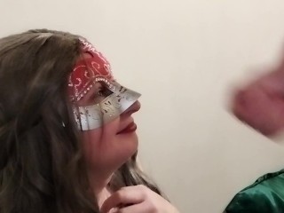 銀髪のマスクの儀式：愛と欲望