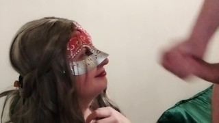 Das Ritual der silberhaarigen Maske: Liebe und Verlangen