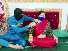 Hindi Bhabhi in Hot Saree Blowjob Sex with Her Servant