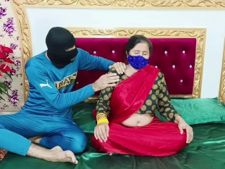 Hindi Bhabhi in Hot Saree Blowjob Sex with her Servant