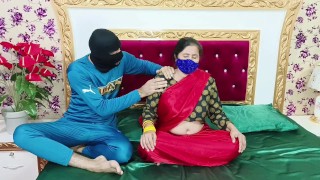 Hindi Bhabhi in Hot Saree Blowjob Sex with Her Servant