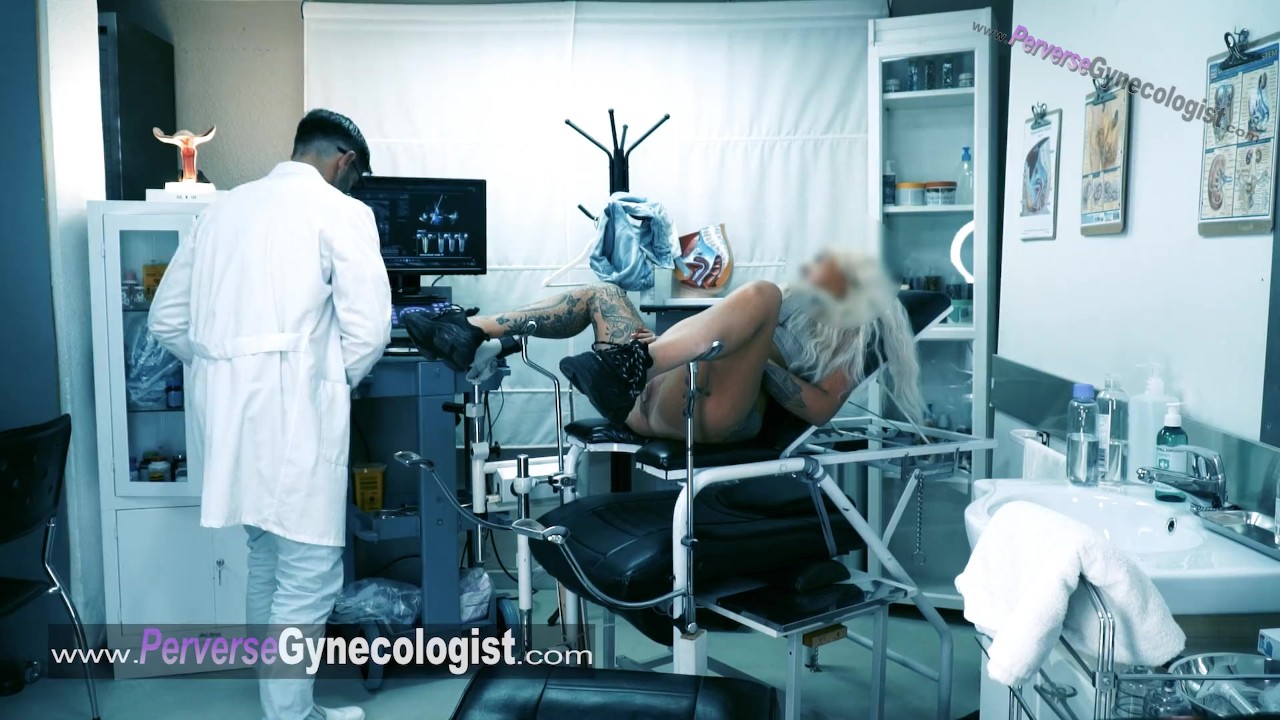 Бесплатное полное видео - Фейковый гинеколог трахает эту 19-летнюю блондинку  в ее клинике - Pornhub.com