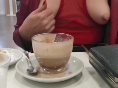 Mostro la figa e le tette in un bar conosciuto