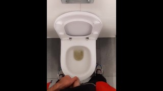 chico meando en el baño del aeropuerto y masturbándose