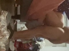 Entra a la habiatacion de su hermanastro y el la saca tirandola del pantalon y termina culiandosela