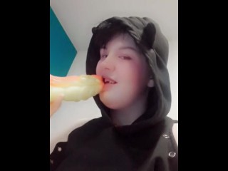Фембой гот красавчик записывает себя сосущим игрушку, только что оказавшимся внутри него
