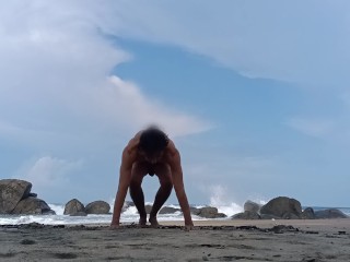 藏族礼仪裸体在公共海滩日常锻炼