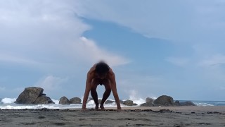Rito tibetano desnudo en la playa pública ejercicio diario