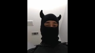 Мужчина в маске гладит свой член для тебя *хныкающие, влажные звуки*