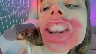 Miss bam smeert lippenstift en toont haar lip bambii_babee Op Chaturbate