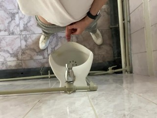 Как писают парни в писсуар?