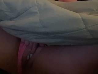 Сводный брат не знает, что я мастурбирую, пока он смотрит футбол