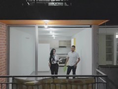 Asesora De Inmobiliaria Seduce a Su Cliente Para Venderle La Casa still 3
