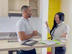 Asesora De Inmobiliaria Seduce a Su Cliente Para Venderle La Casa still 5