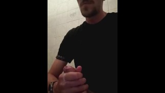 Сыграй мой красивый член и кончи очень-очень холодным членом