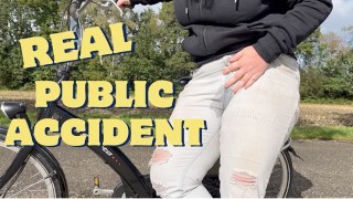 サイクリングの外のパンツでの本当の公共の絶望的な濡れ事故