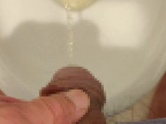 オナニー直後の小便はなんと素晴らしいものか - Screenshot 10 of 16 - Big Dick