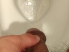 オナニー直後の小便はなんと素晴らしいものか - Screenshot 5 of 16 - Big Dick