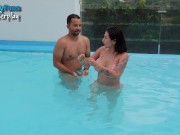 Preview 3 of dos HOMBRES intentan seducirme en la piscina del hotel y termino dandoles mi CULO jeniferplay