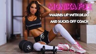 Моника Фокс после разминки киски большим дилдо, отсосала тренеру