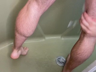シャワーの中で自分自身を指で弄るスティッキー・ヤンキー