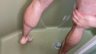 シャワーの中で自分自身を指で弄るスティッキー・ヤンキー