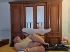 Petit transboy prépare son cul pour Daddy