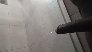GROSSE BITE NOIRE SQUIRTING PEE