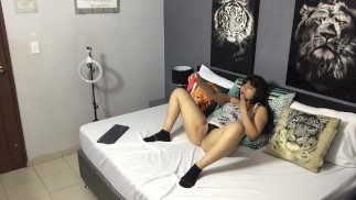 Une fille latine se masturbe seule et jouit
