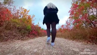 Иди по моим следам по тропинке в вечернем одиноком лесу